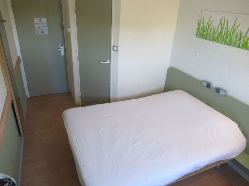 ibis budget Strasbourg Palais des Congrès, Straßburg, Frankreich, Zimmer 311 mit Wandspiegel, Eingangstür, Tür zum Bad, Bett und Leseleuchten