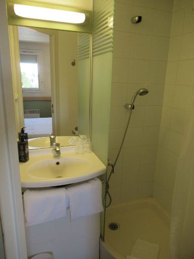 ibis budget Strasbourg Palais des Congrès, Straßburg, Frankreich, Frankreich, Bad mit Waschtisch und Dusche