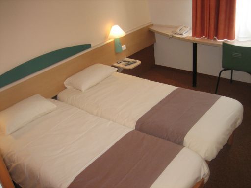 ibis Paris Gare du Nord Château Landon 10ème, Paris, Frankreich, Zimmer 706 mit zwei zusammengestellte Einzelbetten, Tisch, Stuhl und Fenster