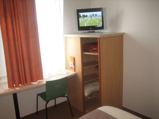 ibis Paris Gare du Nord Château Landon 10ème, Paris, Frankreich, Zimmer 706 mit Fernseher, Fenster und offenen Schrank