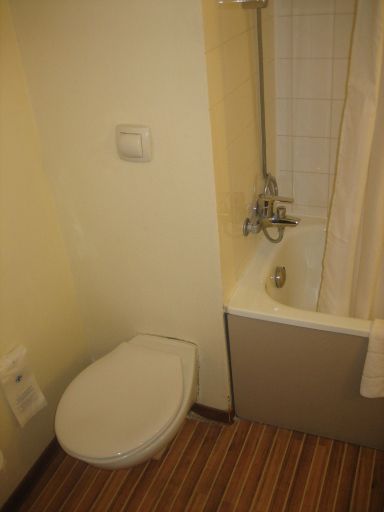 ibis Paris Gare du Nord Château Landon 10ème, Paris, Frankreich, Badezimmer mit WC und Badewanne mit Duschfunktion