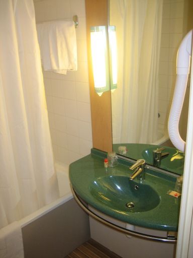 ibis Paris Gare du Nord Château Landon 10ème, Paris, Frankreich, Badezimmer mit Waschbecken und Badewanne mit Duschfunktion