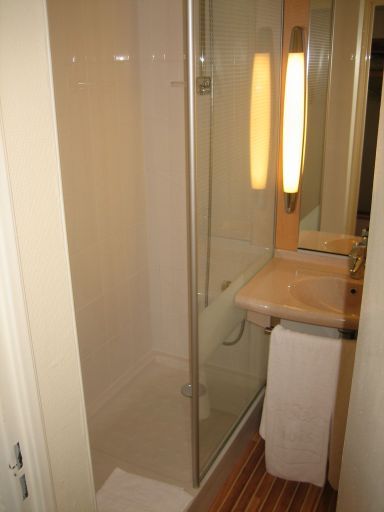 ibis Porte d’Orléans, Paris, Frankreich, Badezimmer mit Dusche und Waschbecken