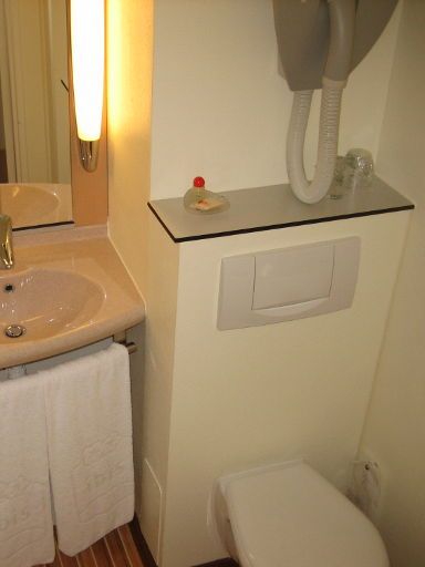 ibis Porte d’Orléans, Paris, Frankreich, Badezimmer mit Waschbecken und WC