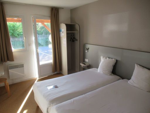 KYRIAD DIRECT AUXERRE - APPOIGNY, Appoigny, Frankreich, Zimmer 422 mit Fenster, Eingangst&uuml;r, Elektroheizk&ouml;rper und offenen Schrank