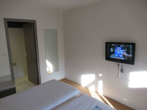 KYRIAD DIRECT AUXERRE - APPOIGNY, Appoigny, Frankreich, Zimmer 422 mit T&uuml;r zum Badezimmer, Wandspiegel und Flachbildfernseher