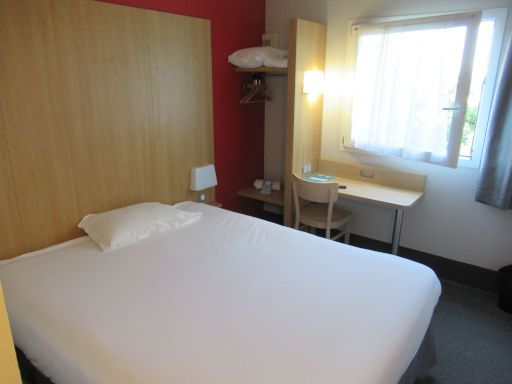 Kyriad Direct Clermont Ferrand Nord, Gerzat, Frankreich, Zimmer 77 mit Doppelbett, offener Schrank, Tisch, Stuhl und Fenster