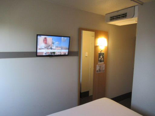 Kyriad Direct Clermont Ferrand Nord, Gerzat, Frankreich, Zimmer 77 mit Flachbildfernseher, Wandspiegel, Klimaanlage, Flur zur Eingangstür und Badezimmer