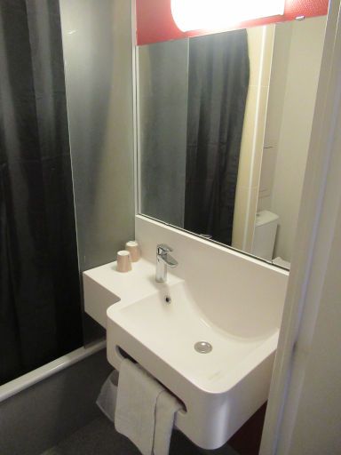 Kyriad Direct Clermont Ferrand Nord, Gerzat, Frankreich, Bad mit Waschbecken