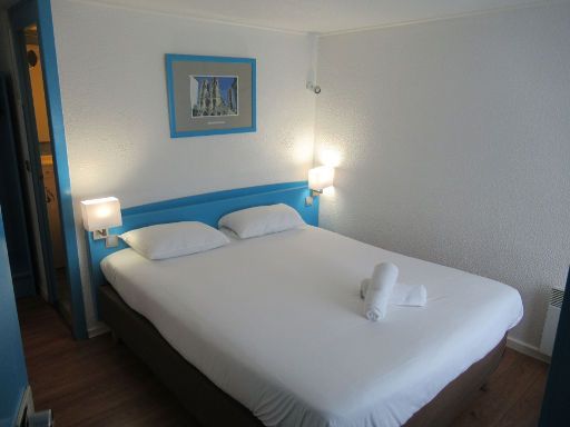 KYRIAD DIRECT LAON, Laon, Frankreich, Zimmer 9 mit Doppelbett und Leseleuchte