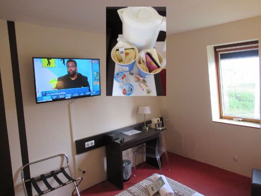 KYRIAD LAON, Laon, Frankreich, Zimmer 220 mit Kofferablage, Flachbildfernseher, Schreibtisch, Stuhl, Schreibtischleuchte und Wasserkocher
