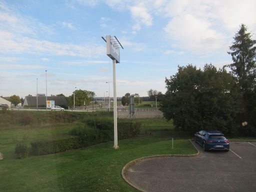 KYRIAD LAON, Laon, Frankreich, Zimmer 220 mit Ausblick auf den Parkplatz