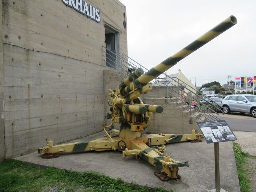 Le Grand Blockhaus, Batz-sur-Mer, Frankreich, 88 mm Flak vor dem Eingang zum Bunker