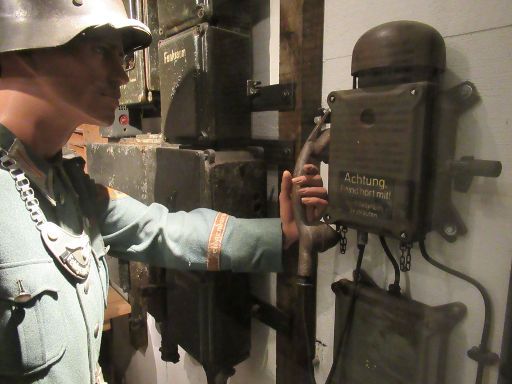 Le Grand Blockhaus, Batz-sur-Mer, Frankreich, nachgestelle Szene Soldat am Feldsprecher