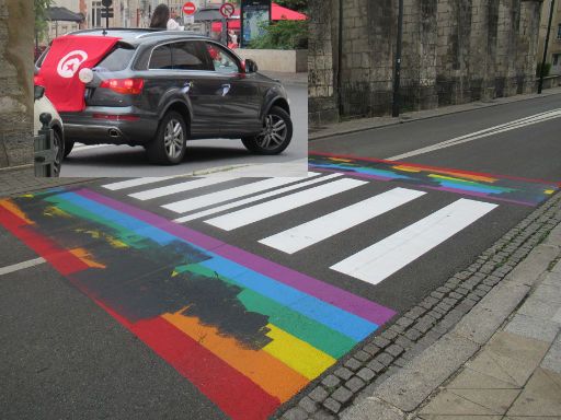 Bourges, Frankreich, LGBT Zebrastreifen und türkischer Hochzeitskorso