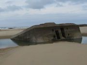 ehemalige Heeresküstenbatterie, Cap Ferret, Frankreich, versunkene Bunker am Strand