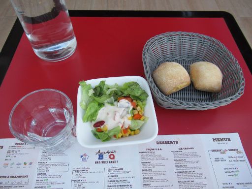 Buffalo Grill®, Frankreich, Mini Salat und zwei warmen Brötchen