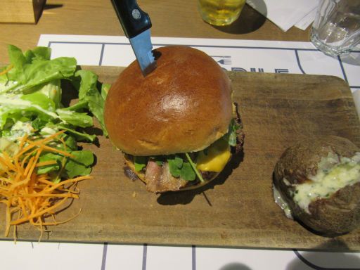 Crocodile Restaurant & Buffet, Hautmont, Frankreich, Crocodile-Burger Rindfleisch mit Bacon, Salat und Ofenkartoffel