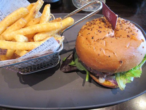 Au Bureau Pub & Brasserie, Frankreich, Italian Burger mit Pommes