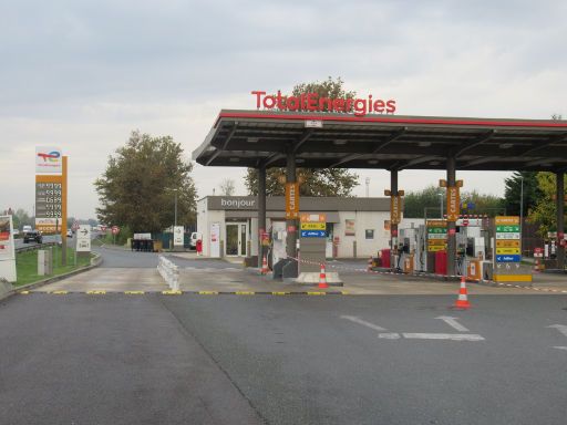 Tankstellen Kraftstoffversorgung Oktober 2022, Frankreich, Total Energies Tankstelle an der N89 Libourne Richtung Bordeaux