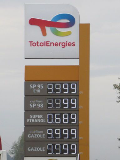 Tankstellen Kraftstoffversorgung Oktober 2022, Frankreich, Total Energies Tankstelle an der N89 Preistafel