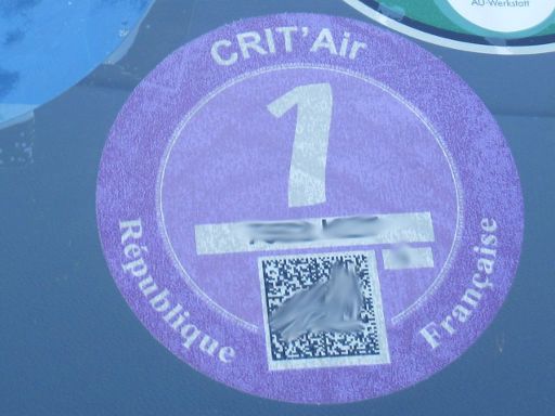 Umweltzone, Umweltplakette, Frankreich, CRIT’Air Umweltplakette am Fahrzeug Windschutzscheibe unten rechts