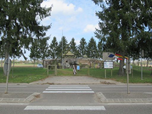 Kasematte Esch, Hatten, Frankreich, Fu&szlig;g&auml;nger&uuml;berweg vom Parkplatz an der D-28