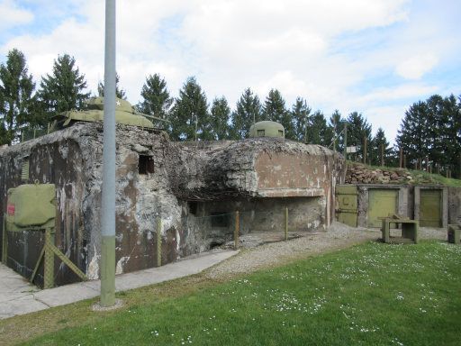 Kasematte Esch, Hatten, Frankreich, Bunker mit schwerer Besch&auml;digung