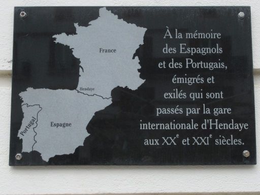 Hauptbahnhof, Hendaye, Frankreich, Gedenktafel spanische und portugiesische Auswanderer