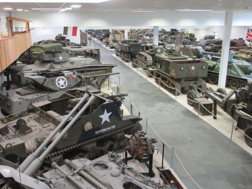 MM Park Milit&auml;r Museum, La Wantzenau, Frankreich, &Uuml;berblick von einem Teil der Ausstellung Fahrzeuge