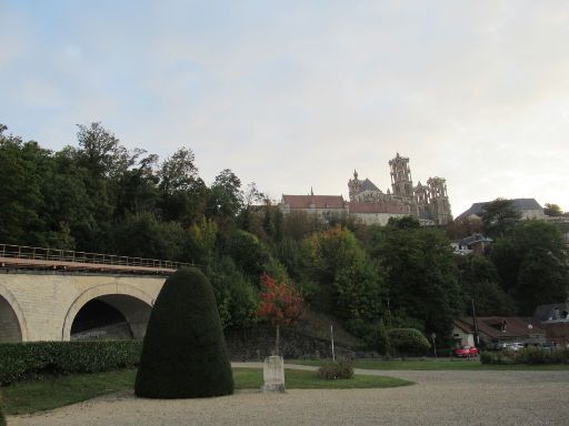 Laon, Frankreich, Blick auf die Kathedrale vom Kriegerdenkmal