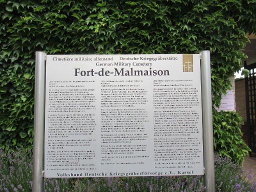 Deutscher Soldatenfriedhof, Fort de Malmaison, Laon, Frankreich, Informationen auf Französisch, Deutsch und Englisch