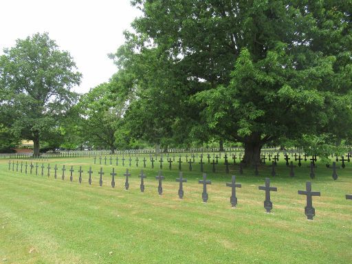 Deutscher Soldatenfriedhof, Fort de Malmaison, Laon, Frankreich, Doppelgrabreihen mit gusseisernen Grabkreuzen