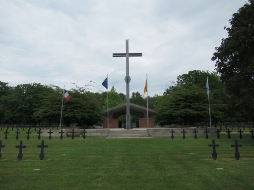 Deutscher Soldatenfriedhof, Fort de Malmaison, Laon, Frankreich, 15 m hohes Kreuz und Gedenkhalle