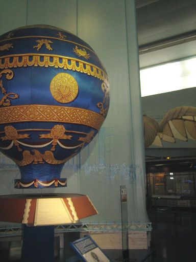 Musée Air + Espace, Le Bourget, Frankreich, Erster Heißluftballon 1783 Montgolfier in Bois de Boulogne