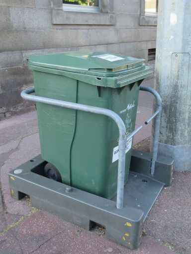 Limoges, Frankreich, Gestell zur Sicherung von einer Mülltonne