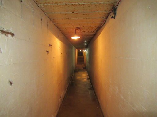 Führerhauptquartier Wolfsschlucht 2 Führung, Neuville-sur-Margival, Frankreich, Gang zwischen Bunker und Büro