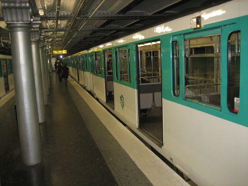 Metro, Paris, Frankreich, Metro Zug am Bahnsteig