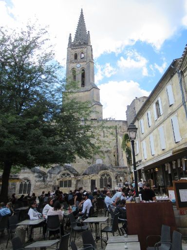 Saint-Émilion, Frankreich, Glockenturm der Église Monolithe Blick vom Place de L’Église Monolithe