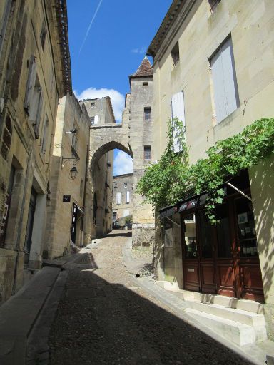 Saint-Émilion, Frankreich, Gasse mit steilem Anstieg