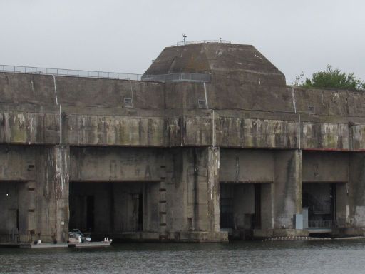 U-Boot-Bunker, Saint Nazaire, Frankreich, U-Boot Boxen und Standort der Flugabwehr auf dem Dach