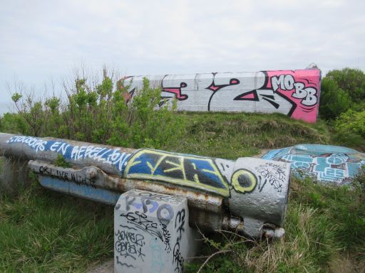Marine K&uuml;stenbatterie Socoa West, Socoa, Frankreich, 155 mm Gesch&uuml;tzrohr neben dem Befehlsbunker