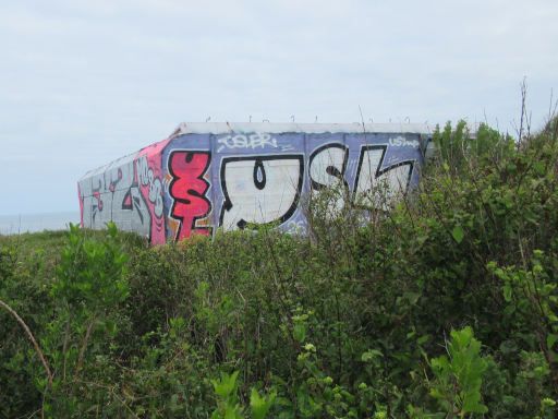 Marine K&uuml;stenbatterie Socoa West, Socoa, Frankreich, Befehlsbunker mit Graffiti beschmiert, Ansicht von der Stra&szlig;e