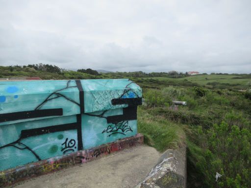 Marine K&uuml;stenbatterie Socoa West, Socoa, Frankreich, Befehlsbunker mit Graffiti beschmiert, Ansicht Richtung Hendaye / spanische Grenze