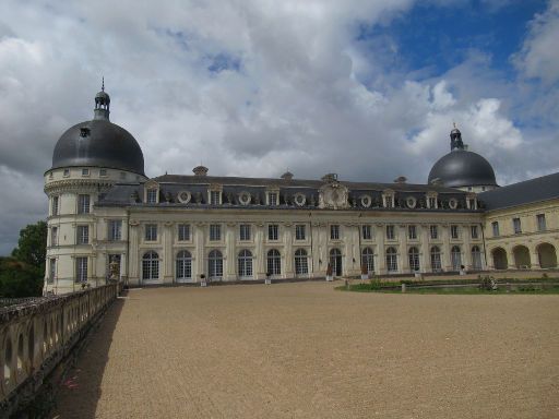 Valençay, Frankreich, Schloss Valençay, Innenhof mit Springbrunnen und Beginn des Rundganges