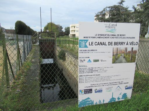 Vierzon, Frankreich, Canal de Berry, Hinweisschild Fahrradweg entlang des Kanales