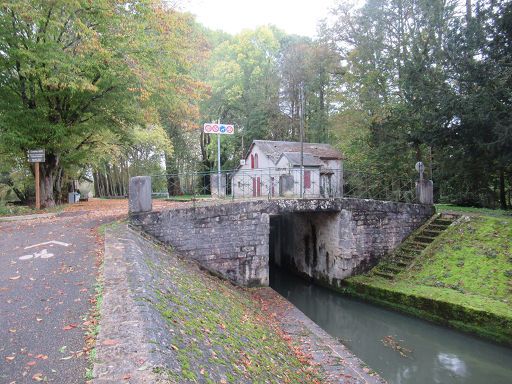 Vierzon, Frankreich, Canal de Berry, Schleuse, Schleusenwärterhaus und Brücke in Mehun-sur-Yèvre