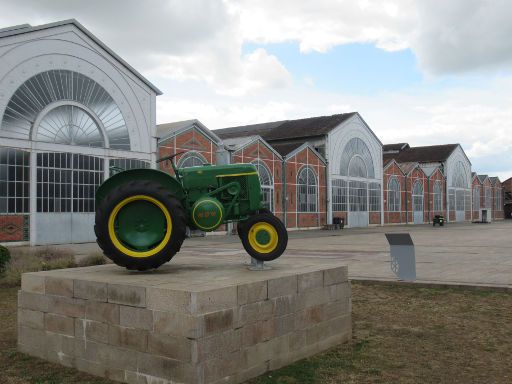 Vierzon, Frankreich, Stadtmuseum, Traktor vor dem Gebäude Société Française