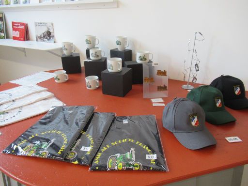 Vierzon, Frankreich, Stadtmuseum, Andenken wie T-Shirts, Baseballkappen oder Kaffeepötte