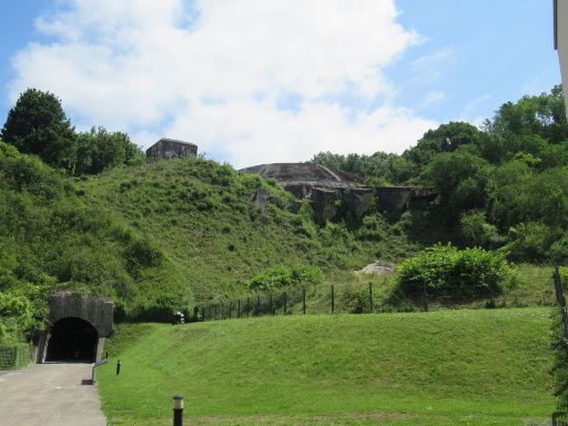 V-2 Stellung Schotterwerk Nordwest, Wizernes, Frankreich, Eingang Eisenbahntunnel und Blick auf die Kuppel